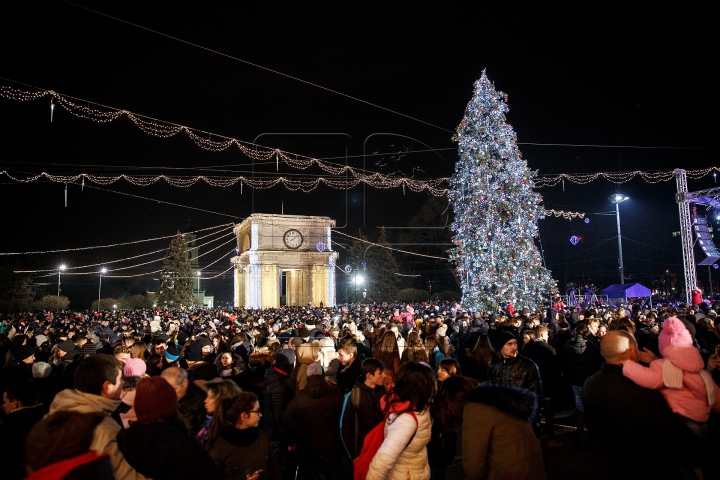 Feeria sărbătorilor de iarnă în Chişinău. IMPRESIILE locuitorilor şi ale oaspeţilor Capitalei (FOTOREPORT)