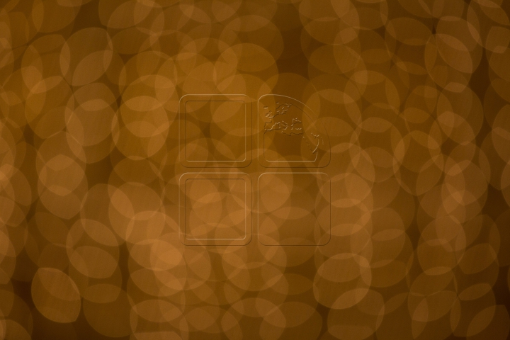 Atmosfera sărbătorilor a cuprins centrul Capitalei! S-AU APRINS LUMINIŢELE pe principalul pom de Crăciun al ţării