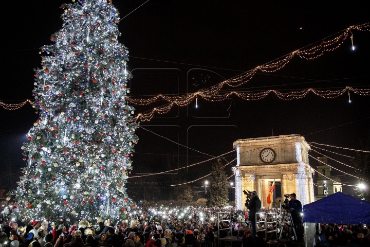 Feeria sărbătorilor de iarnă în Chişinău. IMPRESIILE locuitorilor şi ale oaspeţilor Capitalei (FOTOREPORT)