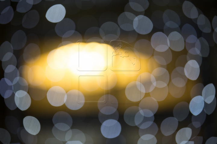 Atmosfera sărbătorilor a cuprins centrul Capitalei! S-AU APRINS LUMINIŢELE pe principalul pom de Crăciun al ţării