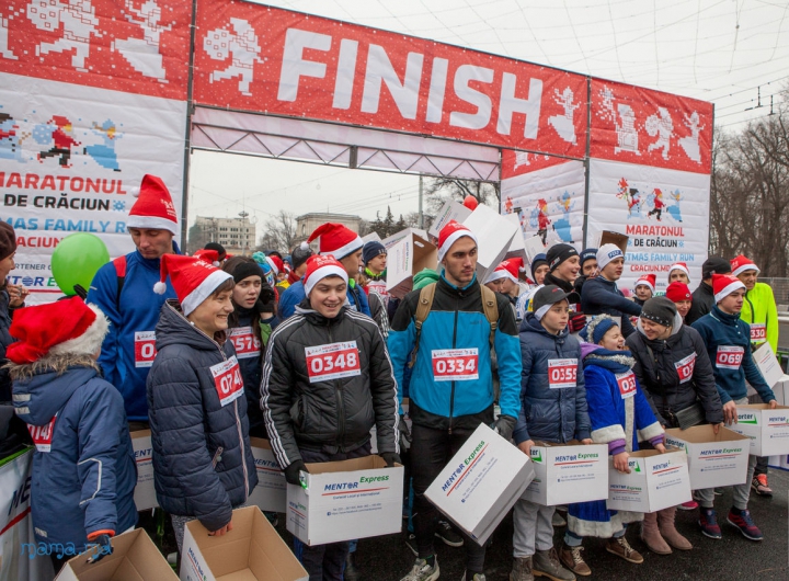 Trei kilometri de magie! Zeci de familii au participat la maratonul de Crăciun din centrul Capitalei (FOTO)