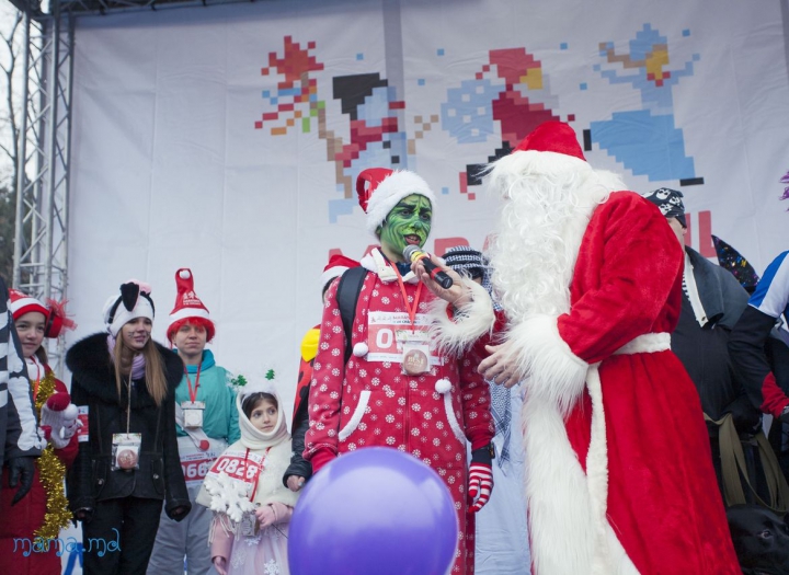 Trei kilometri de magie! Zeci de familii au participat la maratonul de Crăciun din centrul Capitalei (FOTO)