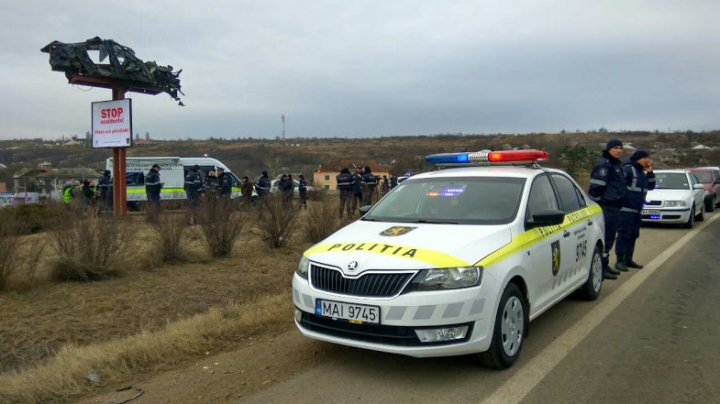 O maşină avariată, urcată PE STÂLP. Cum şi de ce a ajuns la Orhei (FOTOREPORT)