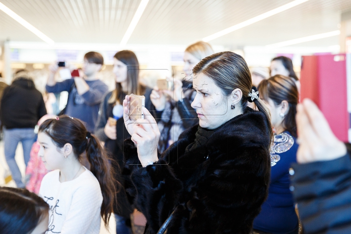 Atmosferă de sărbătoare la Aeroportul Chişinău. SURPRIZELE lui Moş Crăciun pentru călători (FOTOREPORT)