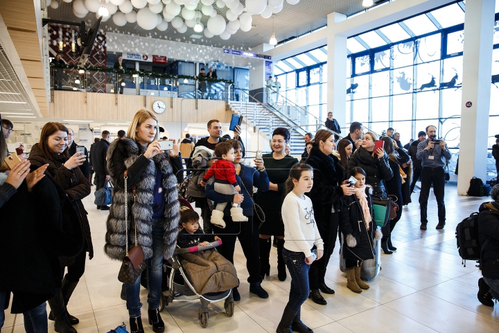 Atmosferă de sărbătoare la Aeroportul Chişinău. SURPRIZELE lui Moş Crăciun pentru călători (FOTOREPORT)