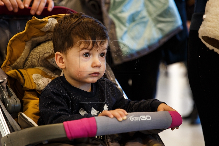 Atmosferă de sărbătoare la Aeroportul Chişinău. SURPRIZELE lui Moş Crăciun pentru călători (FOTOREPORT)