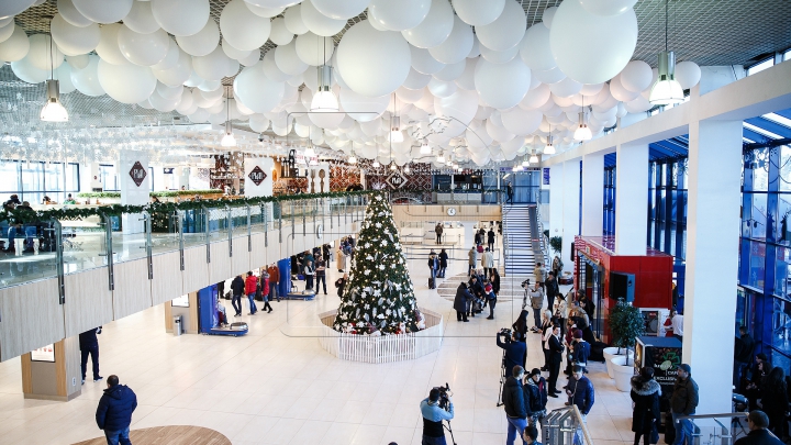 Atmosferă de sărbătoare la Aeroportul Chişinău. SURPRIZELE lui Moş Crăciun pentru călători (FOTOREPORT)