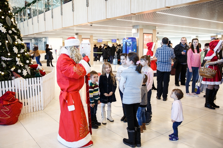 Atmosferă de sărbătoare la Aeroportul Chişinău. SURPRIZELE lui Moş Crăciun pentru călători (FOTOREPORT)