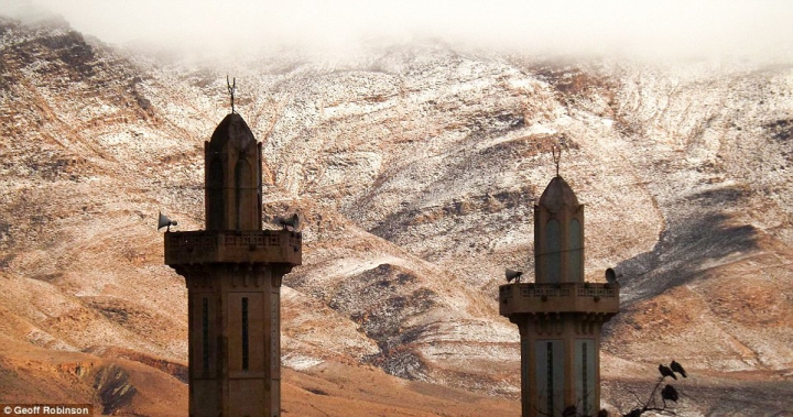 PRIVELIŞTE SPECTACULOASĂ: În Sahara A NINS prima dată după 1979 (FOTO)