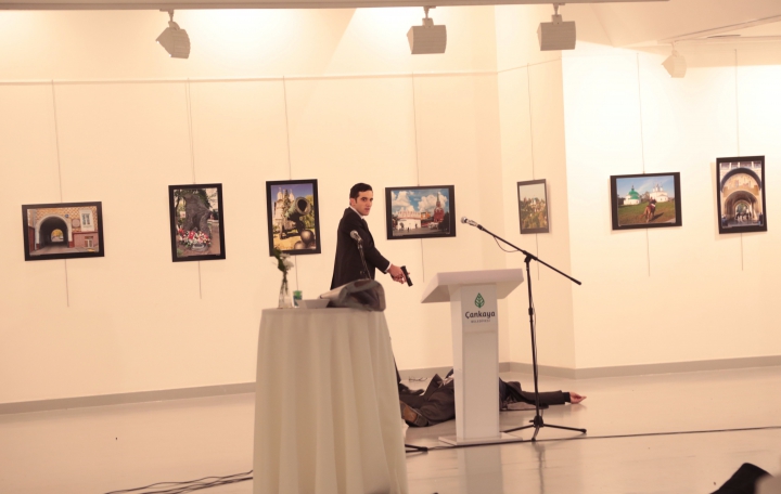 Ambasadorul Rusiei la Ankara a fost UCIS de un terorist, la o expoziţie de artă din Turcia (FOTO/VIDEO)