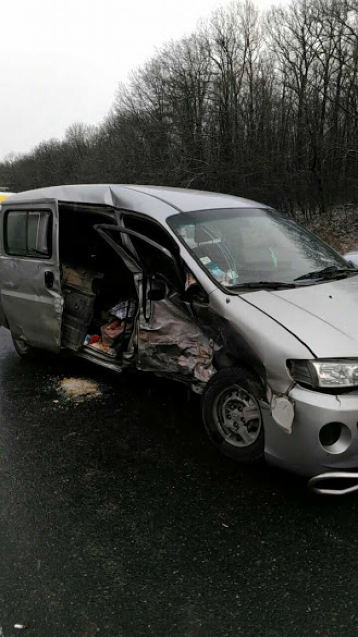 ACCIDENT TERIBIL pe traseul Chişinău-Orhei. Şoferii, transportaţi de URGENŢĂ la spital (FOTO)