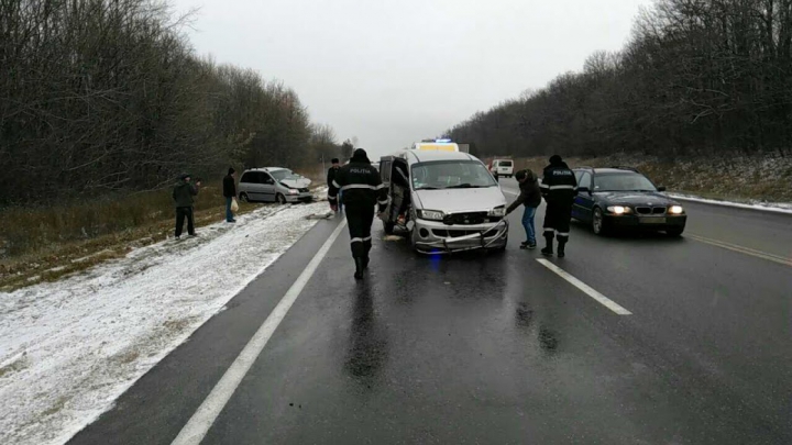 ACCIDENT TERIBIL pe traseul Chişinău-Orhei. Şoferii, transportaţi de URGENŢĂ la spital (FOTO)