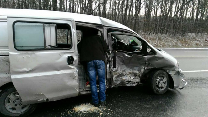 ACCIDENT TERIBIL pe traseul Chişinău-Orhei. Şoferii, transportaţi de URGENŢĂ la spital (FOTO)