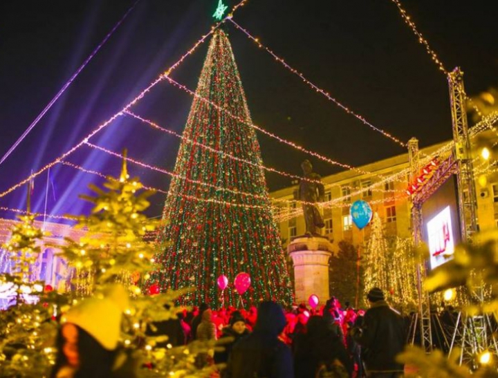 Orheiul a îmbrăcat straie de sărbătoare. Pomul de Crăciun, rupt parcă din povești (FOTO)