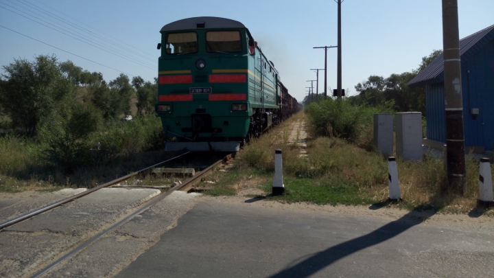 ACCIDENT GRAV în apropiere de Sângera. O maşină, lovită de un tren marfar