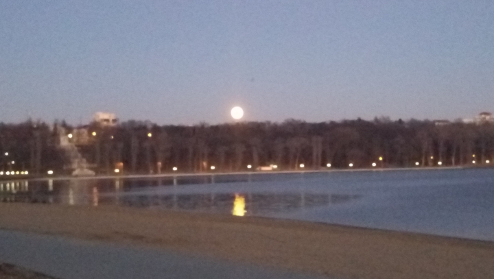 Ultima SUPER-LUNĂ din acest an. Imagini spectaculoase din Chișinău