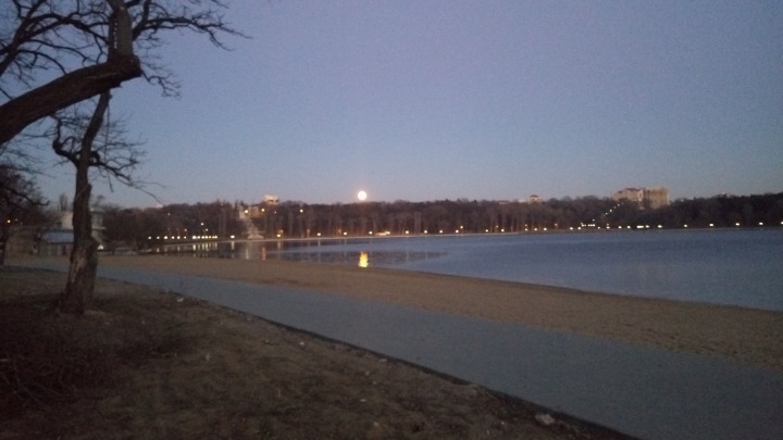 Ultima SUPER-LUNĂ din acest an. Imagini spectaculoase din Chișinău