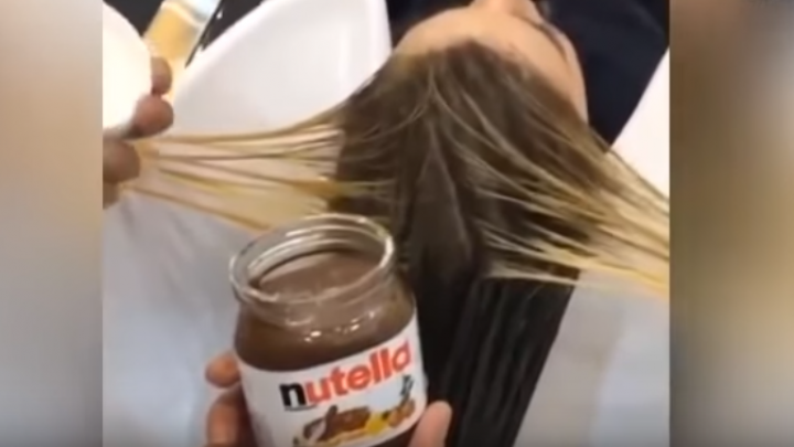 Un hairstylist i-a vopsit părul unei cliente cu Nutella şi lapte condensat. REACŢIA (VIDEO)