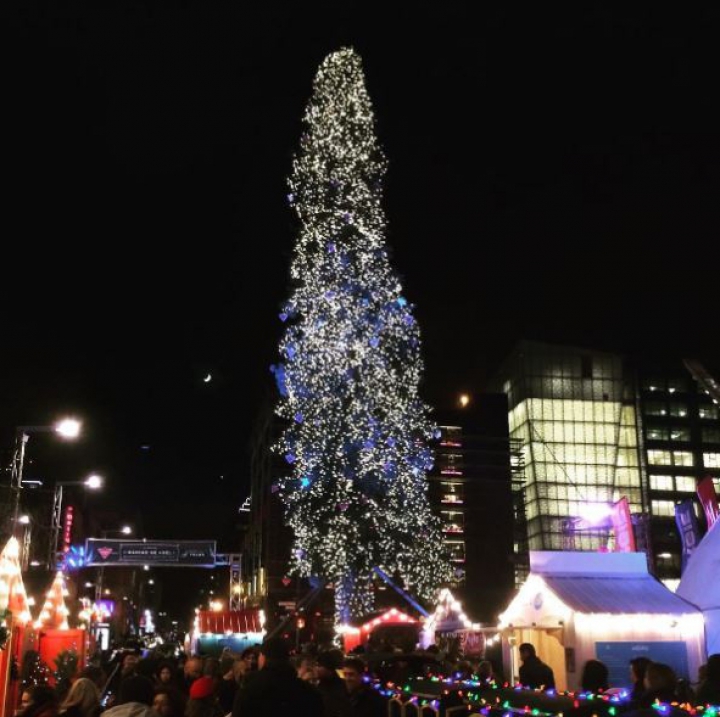 Nu îţi place Pomul de Crăciun din PMAN? Vei rămâne ŞOCAT să vezi cum arată cel din Montreal (FOTO)