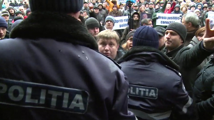 PROTEST AGRESIV în susţinerea lui Renato Usatîi. Jurnaliştii Publika TV, AGRESAŢI (FOTO)