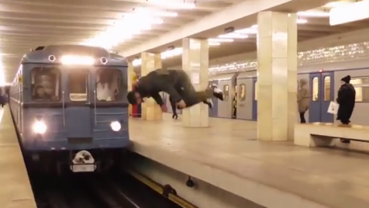 NEBUNIE CURATĂ! Ce face un tânăr TERIBILIST la un metrou din Moscova atunci când vine trenul (VIDEO)