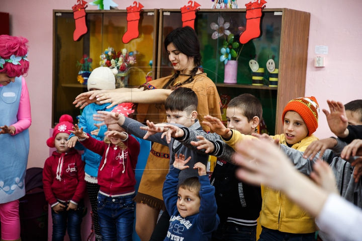 Voluntarii din Marea Britanie au creat o atmosferă MAGICĂ pentru copii din satul Bobeica (FOTOREPORT)