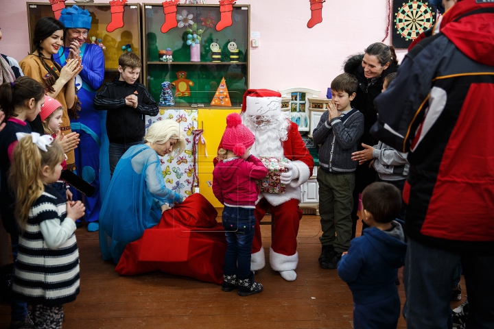 Voluntarii din Marea Britanie au creat o atmosferă MAGICĂ pentru copii din satul Bobeica (FOTOREPORT)