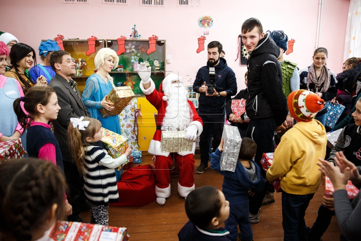 Voluntarii din Marea Britanie au creat o atmosferă MAGICĂ pentru copii din satul Bobeica (FOTOREPORT)