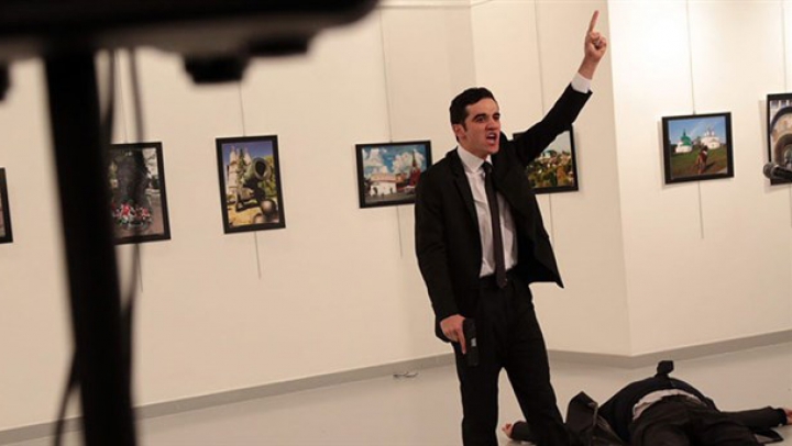 Ambasadorul Rusiei la Ankara a fost UCIS de un terorist, la o expoziţie de artă din Turcia (FOTO/VIDEO)