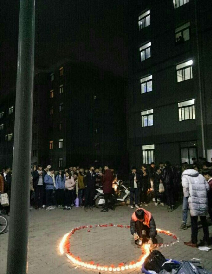 Romanticul ghinionist! A pregătit decorul pentru o declaraţie de dragoste, însă S-A ÎNTÂMPLAT ASTA