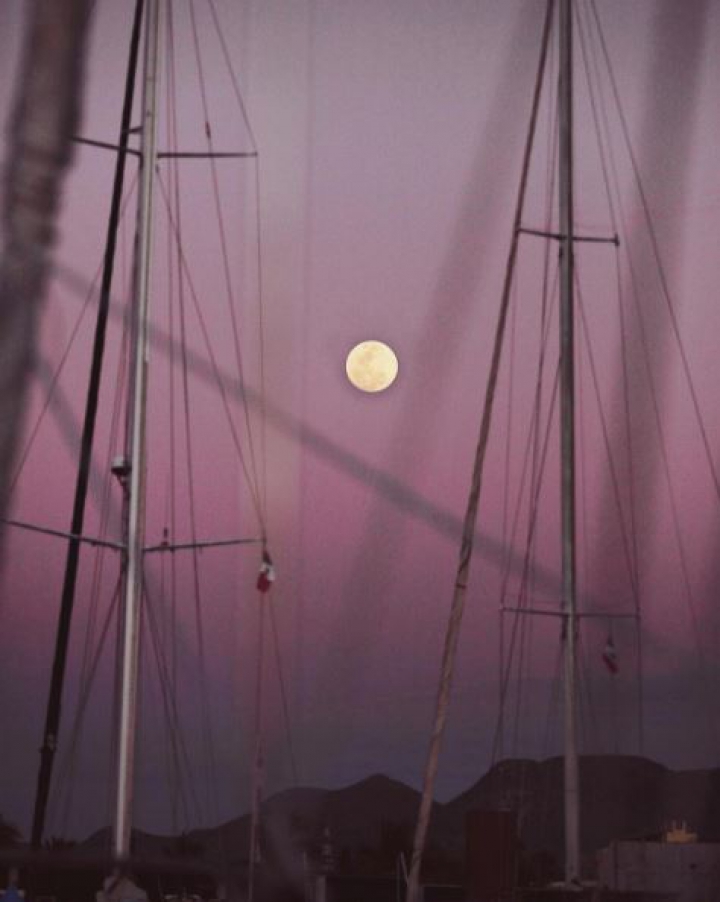 Fenomen astronomic SPECTACULOS: Cum a fost văzută superluna în mai multe colţuri ale lumii (FOTO)