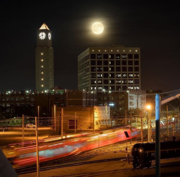 Fenomen astronomic SPECTACULOS: Cum a fost văzută superluna în mai multe colţuri ale lumii (FOTO)