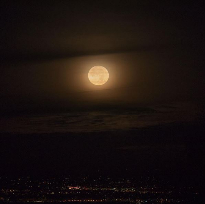 Fenomen astronomic SPECTACULOS: Cum a fost văzută superluna în mai multe colţuri ale lumii (FOTO)
