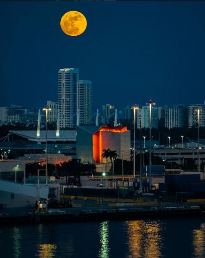 Fenomen astronomic SPECTACULOS: Cum a fost văzută superluna în mai multe colţuri ale lumii (FOTO)