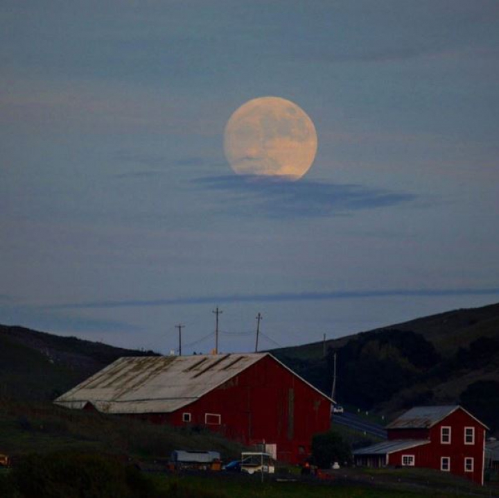 Fenomen astronomic SPECTACULOS: Cum a fost văzută superluna în mai multe colţuri ale lumii (FOTO)