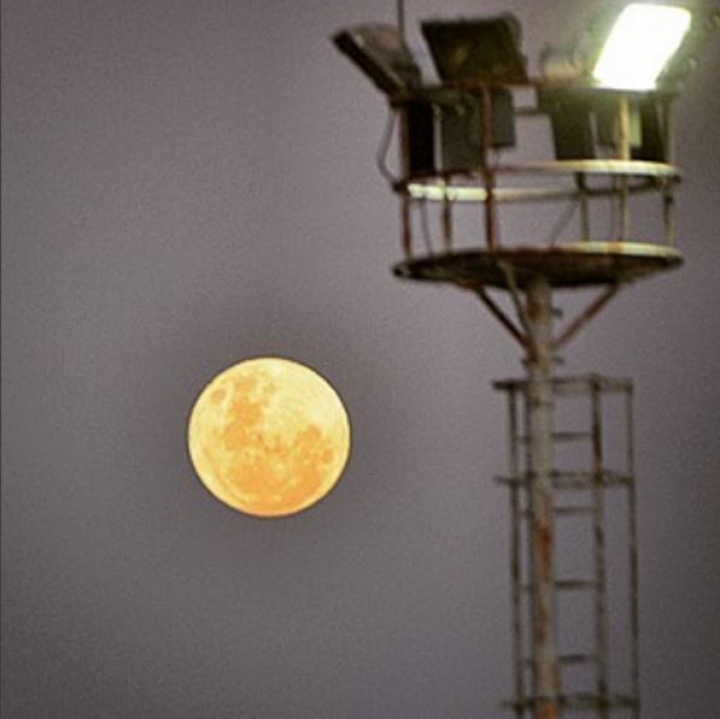 Fenomen astronomic SPECTACULOS: Cum a fost văzută superluna în mai multe colţuri ale lumii (FOTO)