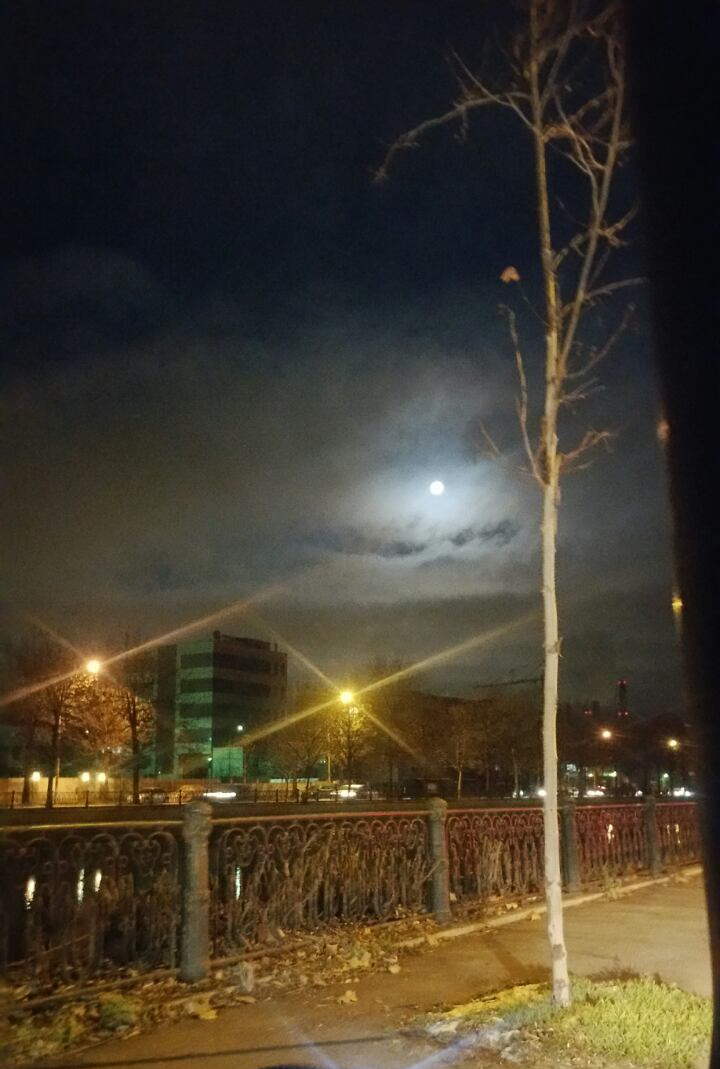 Ultima SUPER-LUNĂ din acest an. Imagini spectaculoase din Chișinău