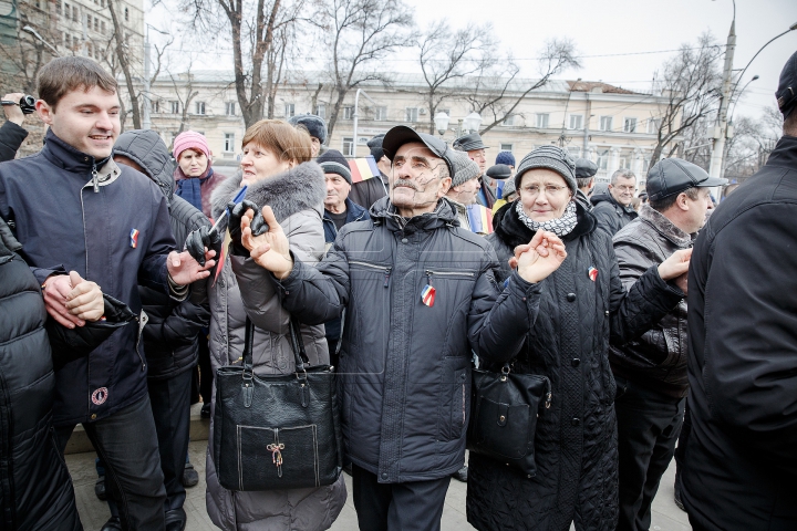 DRAPEL DE UN KILOMETRU la Chișinău! TRICOLORUL URIAŞ a unit cinci intersecţii (FOTOREPORT)