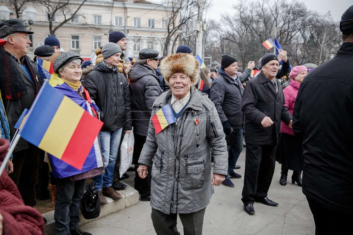 DRAPEL DE UN KILOMETRU la Chișinău! TRICOLORUL URIAŞ a unit cinci intersecţii (FOTOREPORT)