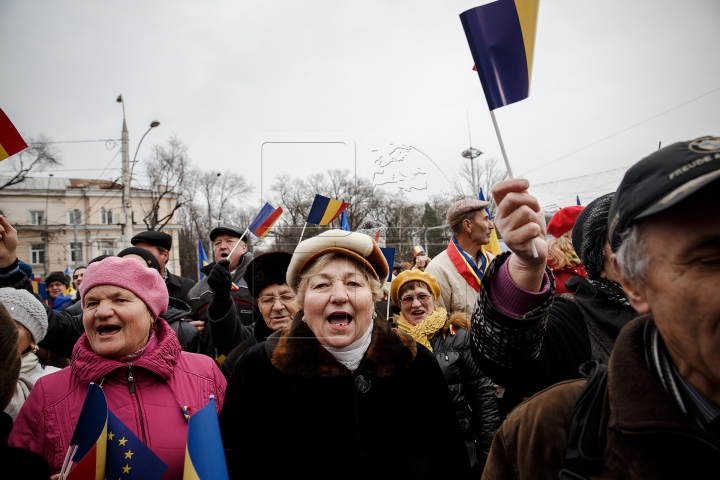 DRAPEL DE UN KILOMETRU la Chișinău! TRICOLORUL URIAŞ a unit cinci intersecţii (FOTOREPORT)