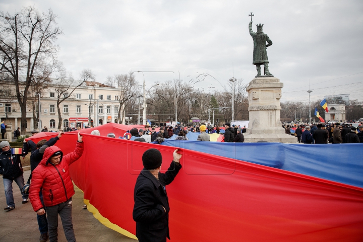 DRAPEL DE UN KILOMETRU la Chișinău! TRICOLORUL URIAŞ a unit cinci intersecţii (FOTOREPORT)