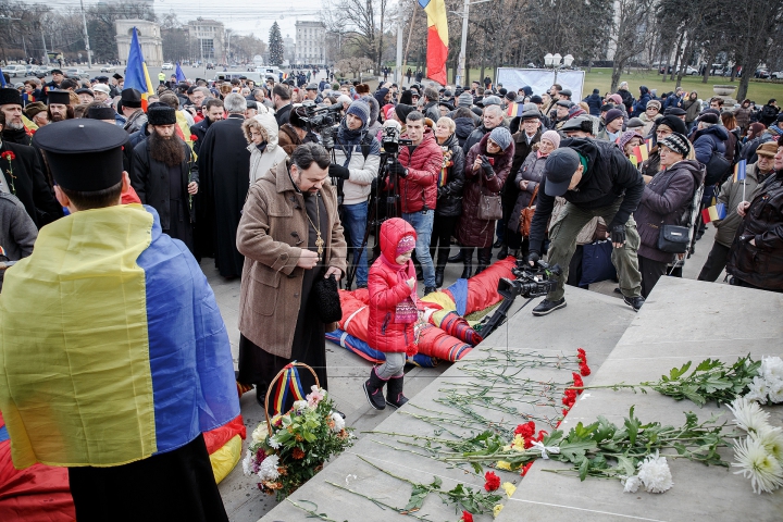 DRAPEL DE UN KILOMETRU la Chișinău! TRICOLORUL URIAŞ a unit cinci intersecţii (FOTOREPORT)