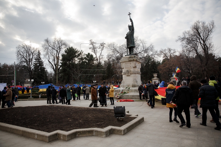 DRAPEL DE UN KILOMETRU la Chișinău! TRICOLORUL URIAŞ a unit cinci intersecţii (FOTOREPORT)