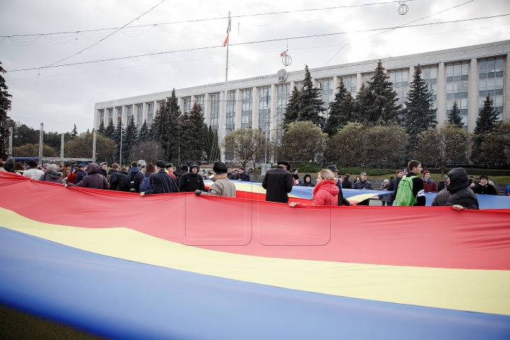 DRAPEL DE UN KILOMETRU la Chișinău! TRICOLORUL URIAŞ a unit cinci intersecţii (FOTOREPORT)