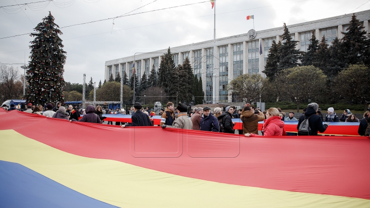 DRAPEL DE UN KILOMETRU la Chișinău! TRICOLORUL URIAŞ a unit cinci intersecţii (FOTOREPORT)