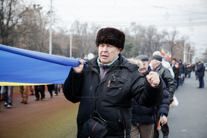 DRAPEL DE UN KILOMETRU la Chișinău! TRICOLORUL URIAŞ a unit cinci intersecţii (FOTOREPORT)