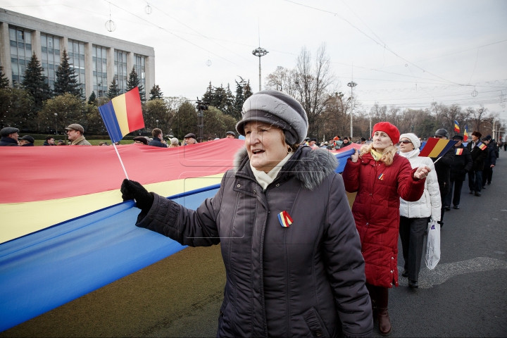 DRAPEL DE UN KILOMETRU la Chișinău! TRICOLORUL URIAŞ a unit cinci intersecţii (FOTOREPORT)