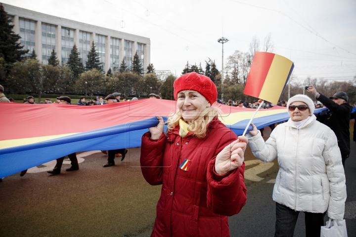 DRAPEL DE UN KILOMETRU la Chișinău! TRICOLORUL URIAŞ a unit cinci intersecţii (FOTOREPORT)