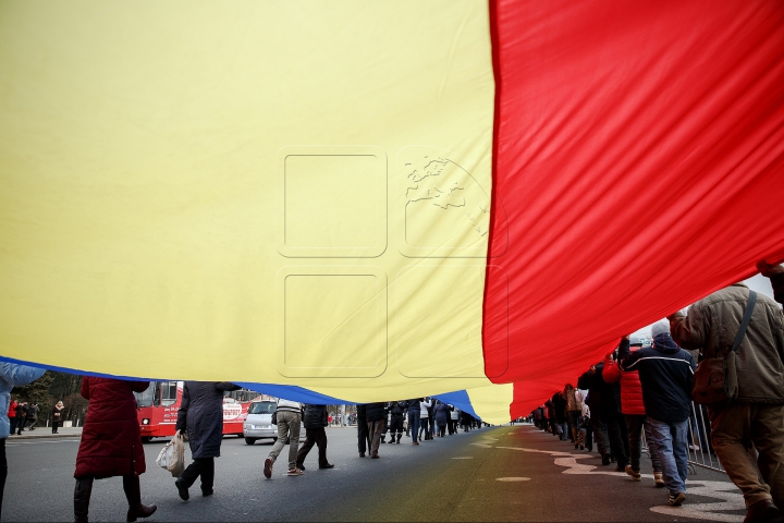 DRAPEL DE UN KILOMETRU la Chișinău! TRICOLORUL URIAŞ a unit cinci intersecţii (FOTOREPORT)