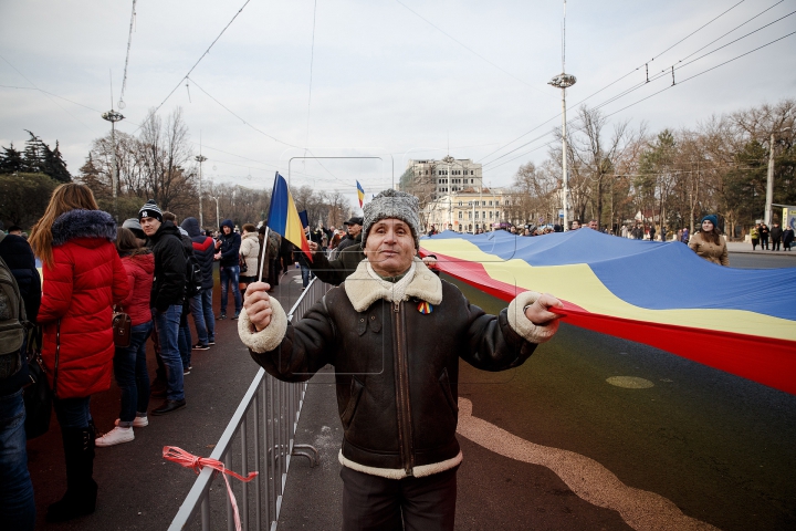 DRAPEL DE UN KILOMETRU la Chișinău! TRICOLORUL URIAŞ a unit cinci intersecţii (FOTOREPORT)